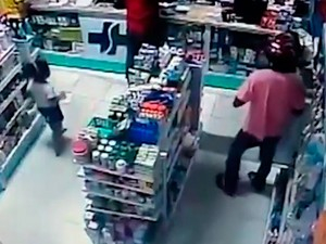 Criança se esconde de bandido em assalto a farmácia