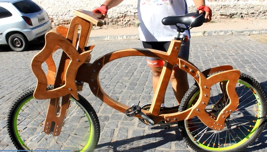 Valente: Boba da Bala apresenta sua 48ª e exótica bicicleta da coleção – Veja o vídeo