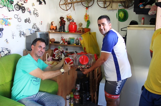 Quem visita a coleção de Boba sai com as mãos cheias de balas | Foto: Lucas Miranda