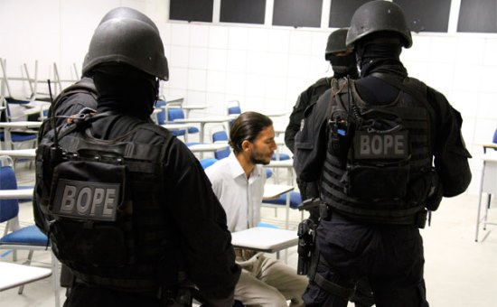 Após 4 horas de negociação, suspeito de carregar bomba na Unijorge se entrega