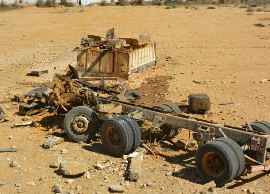 Caçamba desgovernada atravessa muro, ‘desmonta’ e mata condutor