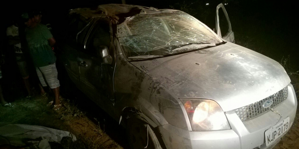 Homem morre ao ser arremeçado pra fora de veículo durante capotamento na BR 324