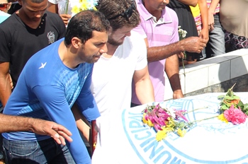 Cássio conduzindo o caixão para sepultura | foto: Raimundo Mascarenhas