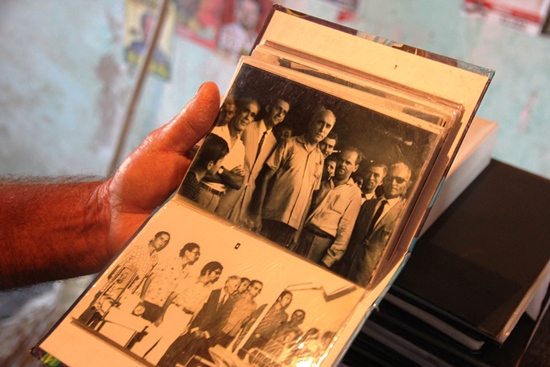 Valente: dono de bar coleciona mais de 2 mil fotos de políticos de cidades da região do sisal