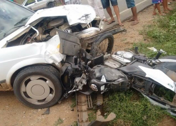 Colisão envolvendo moto e Saveiro deixa uma pessoa morta e outra ferida na BA 130
