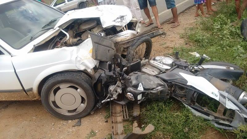 Colisão envolvendo moto e Saveiro deixa uma pessoa morta e outra ferida na BA 130