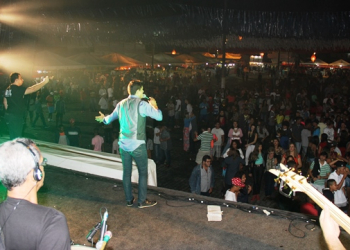 Mesmo debaixo de chuva, grande público participou da abertura do São Pedro de Retirolândia