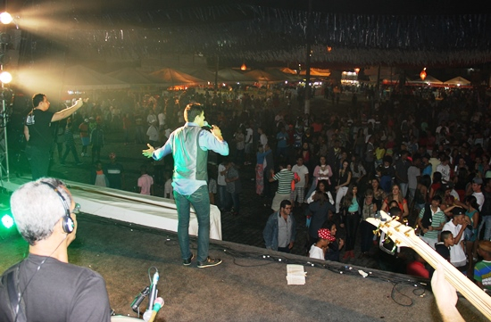 Mesmo debaixo de chuva, grande público participou da abertura do São Pedro de Retirolândia