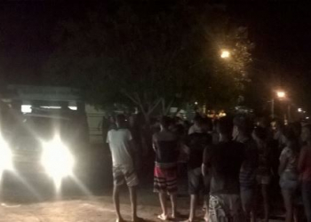 Manifestantes vão a Delegacia de Riachão pedir justiça ao tomarem conhecimento que suspeito da morte de Ienata foi levado pra lá