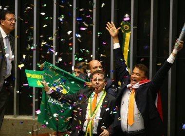 "Quem tem telhado de vidro..."