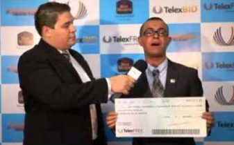 Dorian exibe cheque simbólico da telexfree