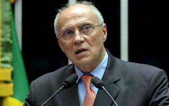 Eduardo Suplicy é detido durante reintegração de posse