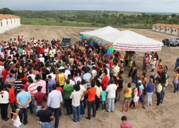 Valente: no último dia de participação em inauguração para quem pretende ser candidato, Ismael Ferreira entrega várias obras