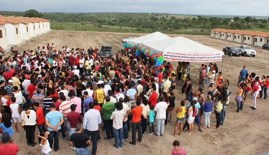 Valente: no último dia de participação em inauguração para quem pretende ser candidato, Ismael Ferreira entrega várias obras