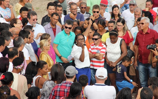 Moradora disse que recebe a casa sem saber o custo de uma telha | Foto: Raimundo Mascarenhas