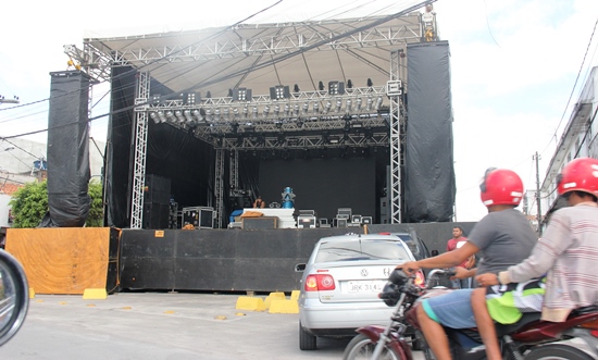 Palco ficou no largo da Matriz, início da Rua Padre Madureira | foto: Raimundo Mascarenhas