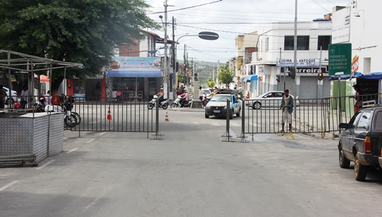As pessoas terão acesso pela esquina do Câmbio 12 depois de passarem por revista policial | Foto: Raimundo Mascarenhas