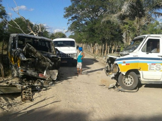 Batida entre transportes escolares deixa 3 adolescentes feridos