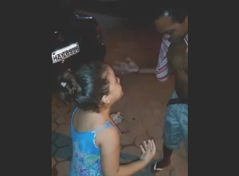 Você viu? Menina pregando para bêbado: ‘Deus te ama’. Vídeo viraliza na internet