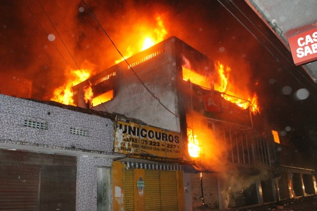 Incêndio atinge lojas no centro de Feira de Santana