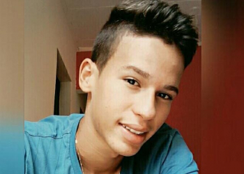 Jovem de 15 anos é assassinado durante assalto quando ia para escola