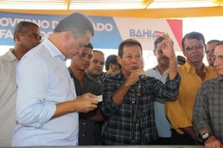 Laurindo discursando durante inauguração da cobertura da feira livre