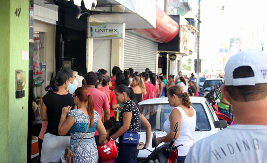 Loja abriu às 09h desta quinta e grande fila foi formada