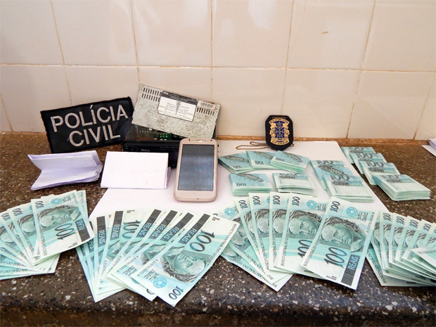 Mulher é presa com mais de R$ 15 mil em notas falsas