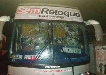 Ônibus da sem Retoque é apedrejado por banda não realizar show