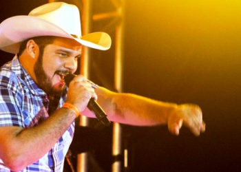 SP – Cantor sertanejo morre carbonizado após carro bater em poste