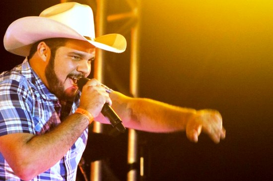 SP – Cantor sertanejo morre carbonizado após carro bater em poste