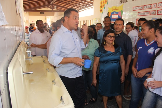 Aluna reclamou da qualidade da água e o governador foi tomar e disse não ter percebido nada de anormal