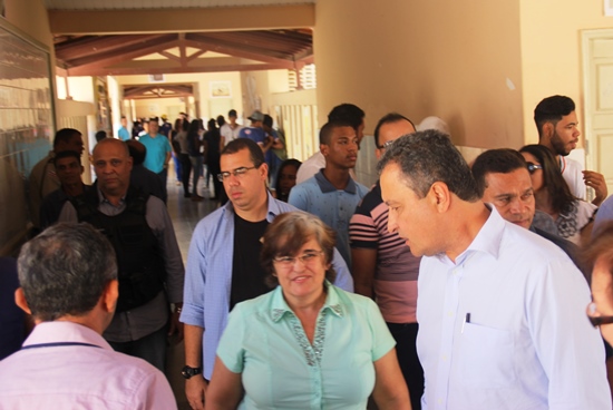 Rui aproveitou o tempo pata iniciar as atividades visitando escola, que costuma fazer no fim | Foto: Raimundo Mascarenhas