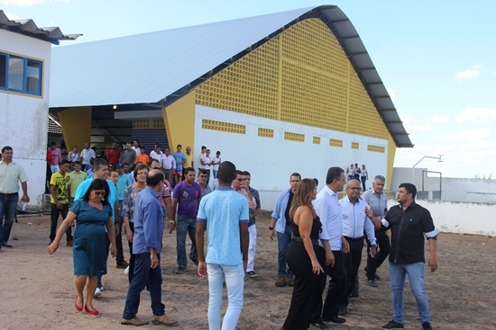 Rui Costa vai a Pé de Serra onde inaugura quadra poliesportiva e assina novos convênios