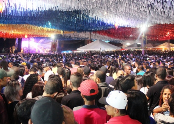 Público recorde sem atrações de renome nacional; assim foi a segunda noite de festa de São Pedro em Retirolândia