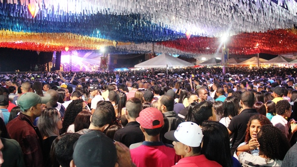 Público recorde sem atrações de renome nacional; assim foi a segunda noite de festa de São Pedro em Retirolândia
