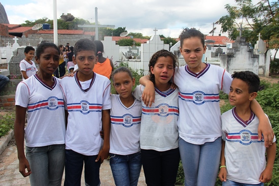 Sob forte comoção, corpo de professora assassinada em Riachão do Jacuípe é sepultado em Pé de Serra