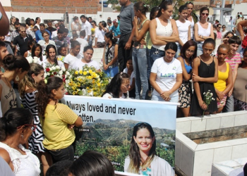 Sob forte comoção, corpo de professora assassinada em Riachão do Jacuípe é sepultado em Pé de Serra