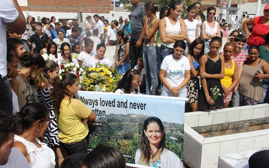 Sob forte comoção, corpo de professora assassinada em Riachão do Jacuípe é sepultado em Pé de Serra