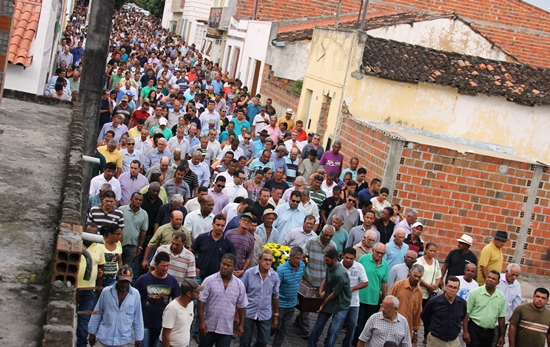 Valente – Grande multidão se despede de Reinaldo Ramos