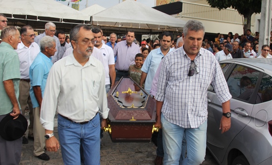 Prefeito Ismael Ferreira um dos primeiros a conduzir o caixão | Foto: Raimundo Mascarenhas