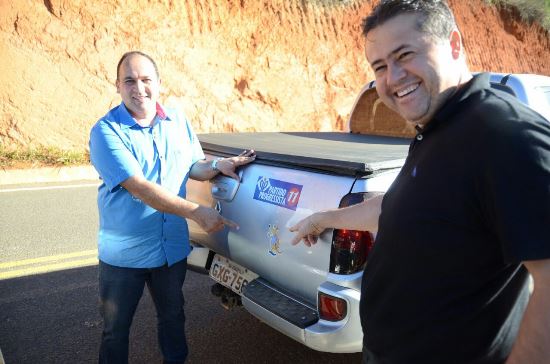 Doutor Ailton apresenta figura do mascote ao deputado Alex da Piatã