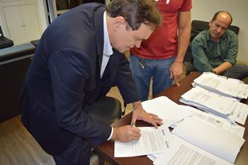 Secretaria da Educação firma novos contratos de terceirizados regidos pela Lei Anticalote