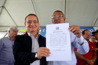 Prefeito de Candeal Fernando Neri comemora a assinatura da ordem | Foto: