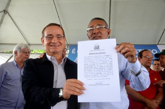 Cássio Peixoto representa Rui Costa no ato de assinatura da ordem de serviço para obras de abastecimento de água em Candeal e Ichu