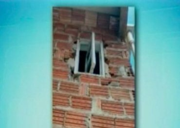 Homem em prisão domiciliar invade casa e estupra mãe e filha em Jacobina