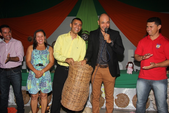 Para simbolizar a passagem de cargo, Ari entregou a Silvio um cesto cheio de responsabilidade e também de consquistas