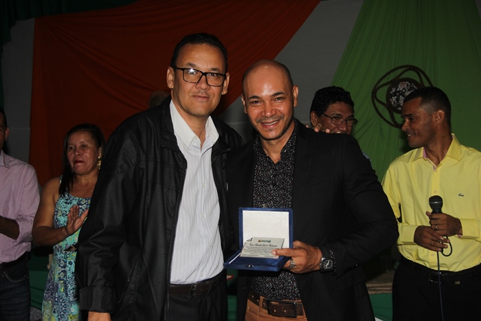 Robson Sena um dos fundadores da ASCOOB e pré-candidato a prefeito de Santaluz foi homenageado com uma placa| Foto: Raimundo Mascarenhas