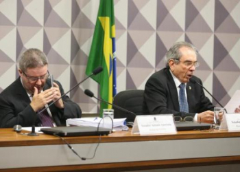 Comissão aprova relatório favorável ao impeachment de Dilma Rousseff