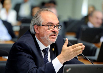 Após provocação de Roberto Muniz, ministro anuncia recriação do MDA